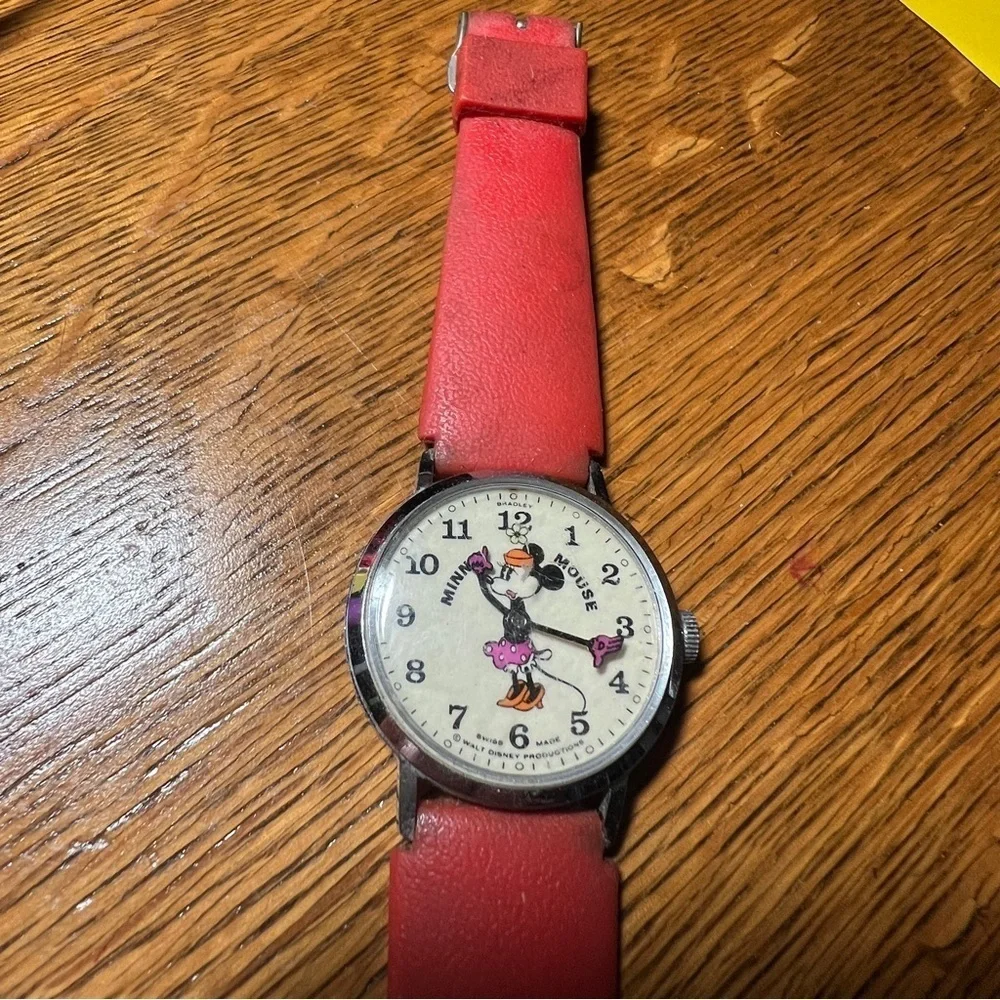 VINTAGE 70’s SWISS MADE DISNEY PIE EYE MINNIE MOUSE WIND UP WATCH. 1-1/8” Face